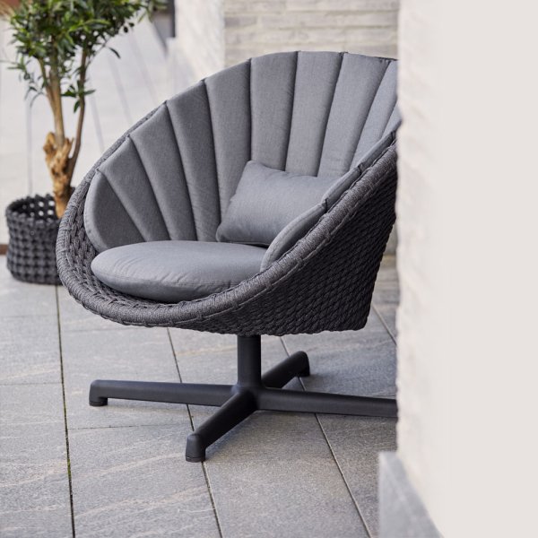 PEACOCK Lounge Chair w. Swivel - Cane-line Outdoor Collection - WGU Design