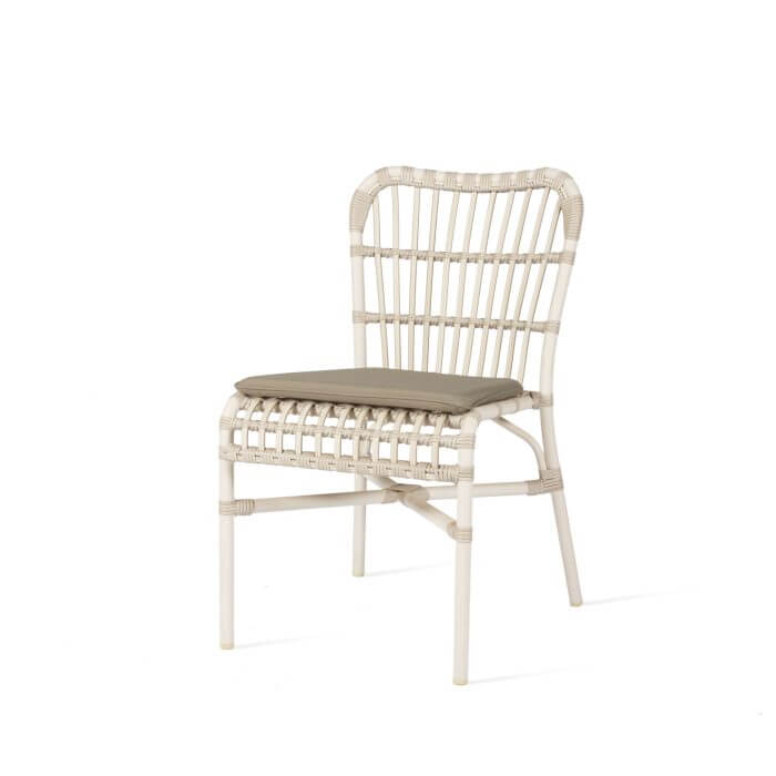 Experience outdoor dining in style with this chic white aluminium dining chair, complete with a cozy taupe cushion for a touch of luxury.